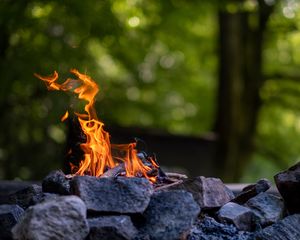 Превью обои костер, огонь, пламя, камни