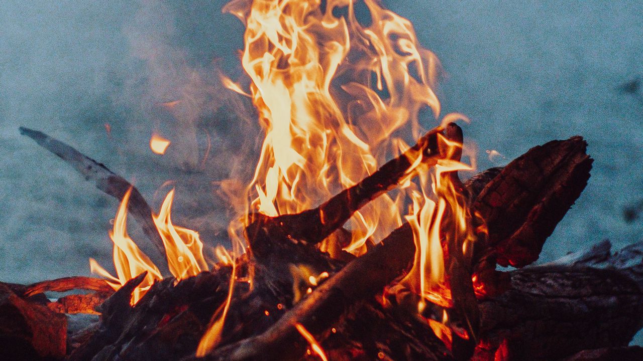 Обои костер, огонь, пламя, дрова, гореть