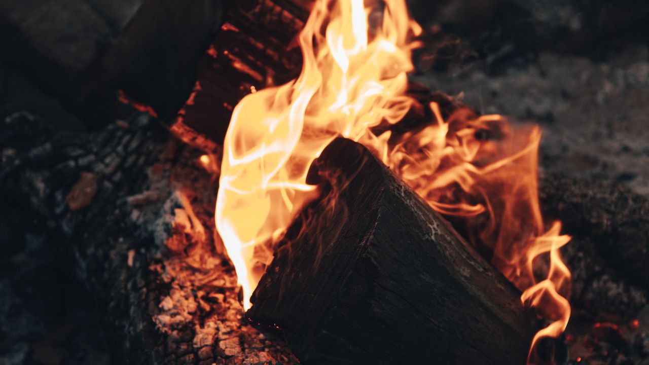 Обои костер, огонь, пламя, дрова, угли, жар