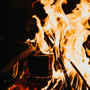 Превью обои костер, огонь, пламя, темный, яркий