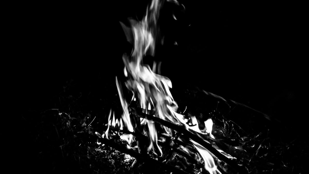 Обои костер, огонь, пламя, черно-белый, черный
