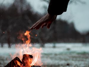 Превью обои костер, огонь, рука, пламя