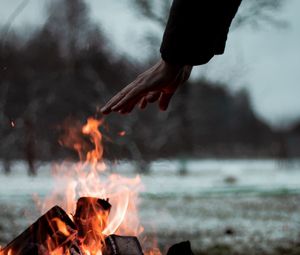 Превью обои костер, огонь, рука, пламя