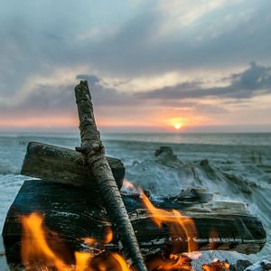 Превью обои костер, пламя, бревна, угли, закат