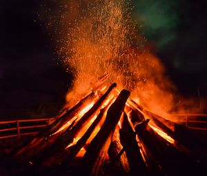 Превью обои костер, пламя, искры, бревна, ночь, темный