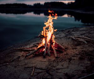 Превью обои костер, пламя, огонь, побережье, вода