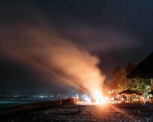 Превью обои костер, пляж, ночь, звездное небо, дым, пальмы, яркий