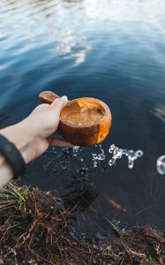 Превью обои ковш, рука, вода, капли, озеро