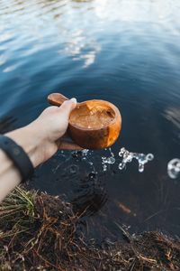 Превью обои ковш, рука, вода, капли, озеро