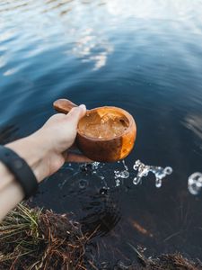 Превью обои ковш, рука, вода, капли, озеро