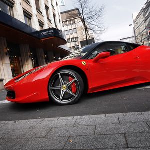 Превью обои красная, парковка, ferrari 458 italia, феррари, улица