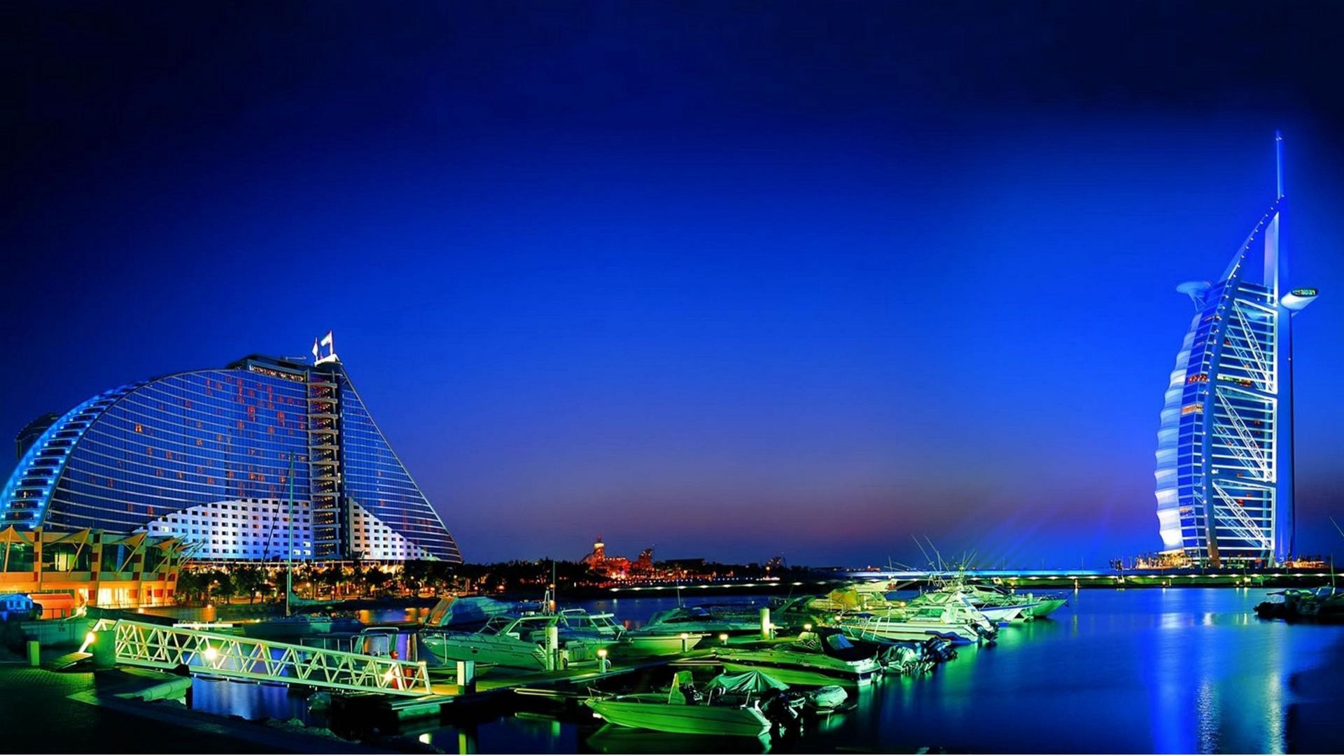 Дубаи отель Парус на фоне города
