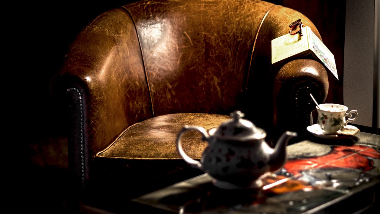 Обои кресло, чай, чайник, книга