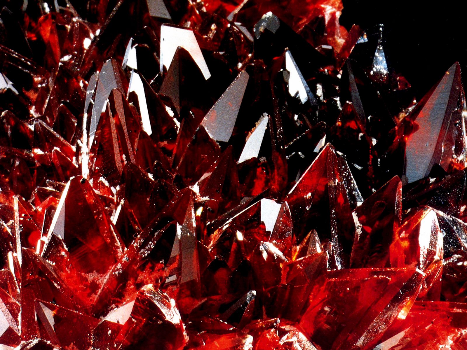 1600x1200 Обои кристаллы, камни, красный, ребристый.