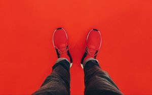 Превью обои кроссовки, красный, минимализм, ноги