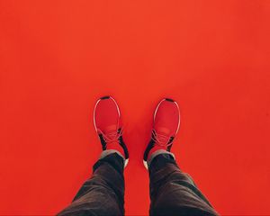 Превью обои кроссовки, красный, минимализм, ноги