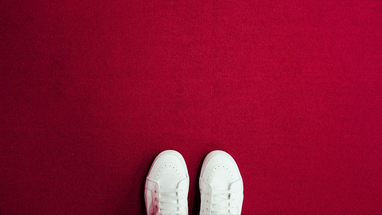 Обои кроссовки, ноги, ковер, красный