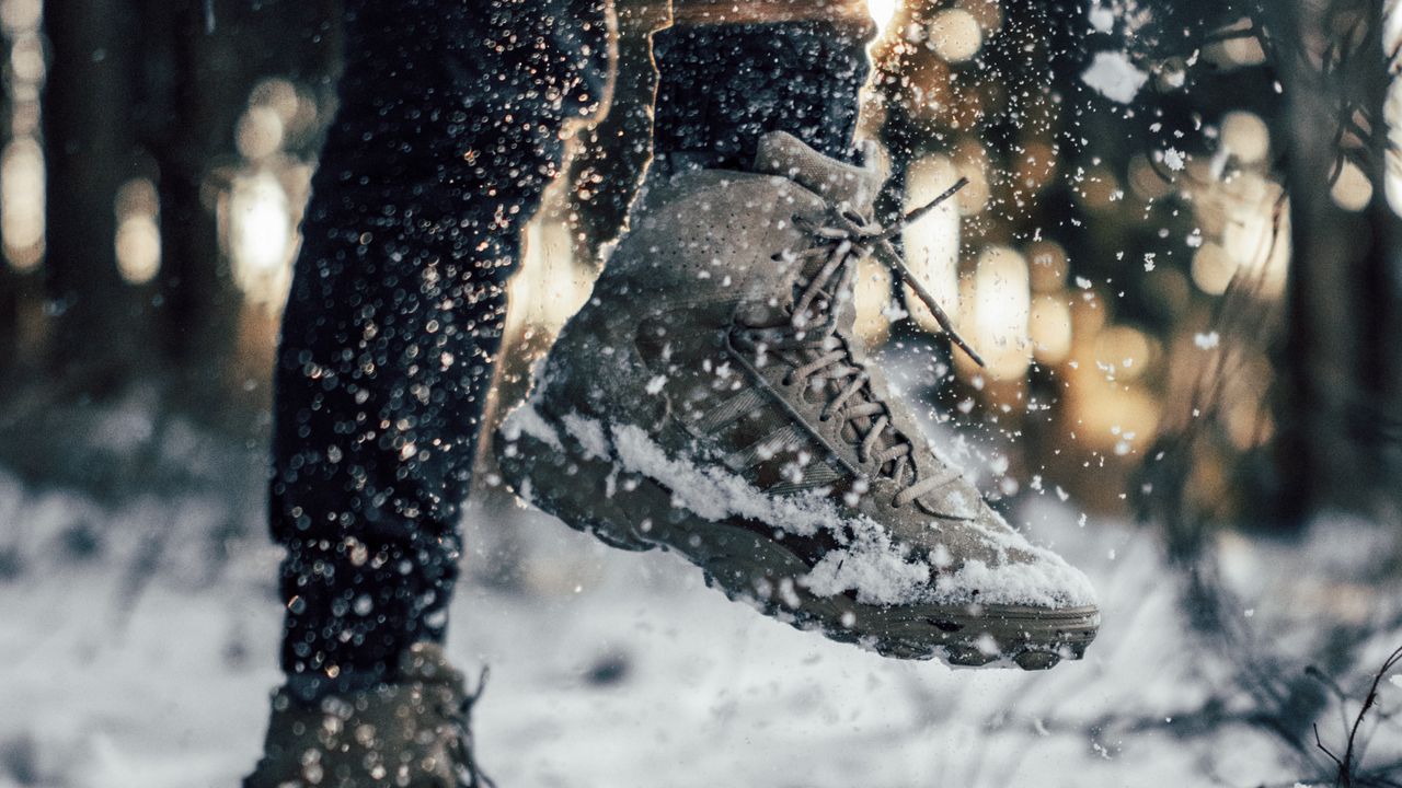 Обои кроссовки, ноги, снег, снежинки