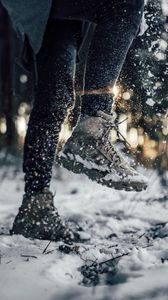 Превью обои кроссовки, ноги, снег, снежинки
