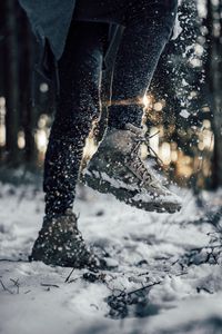 Превью обои кроссовки, ноги, снег, снежинки
