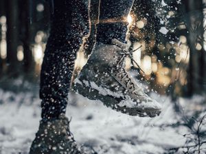 Превью обои кроссовки, ноги, снег, снежинки