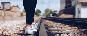 Превью обои кроссовки, ноги, железная дорога