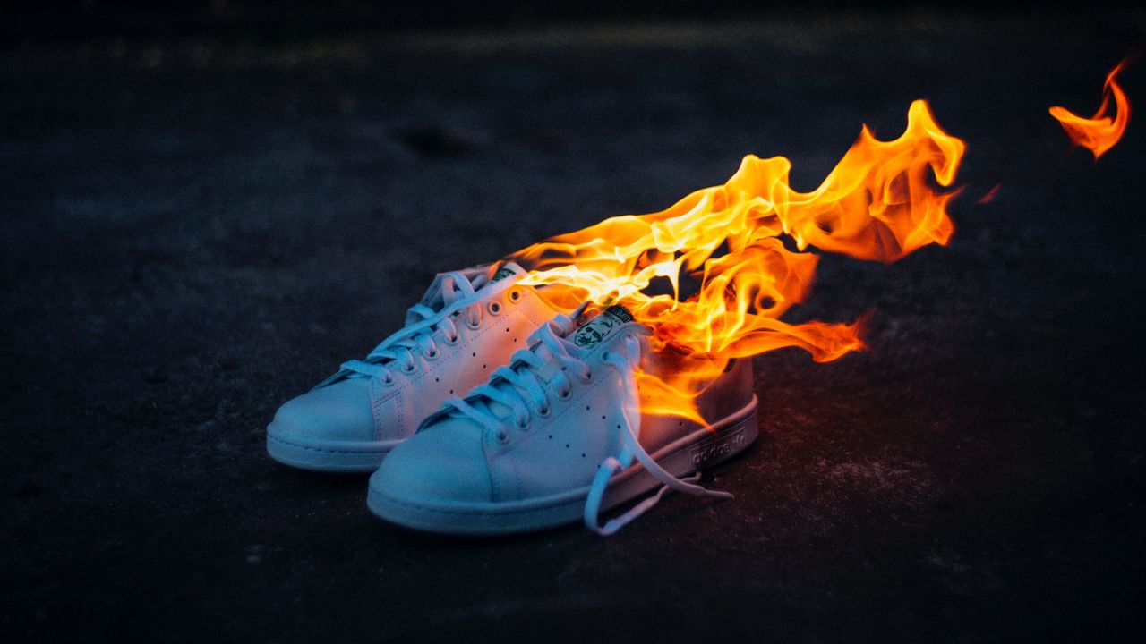 Обои кроссовки, огонь, пламя