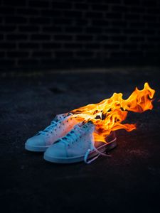 Превью обои кроссовки, огонь, пламя