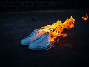 Превью обои кроссовки, огонь, пламя