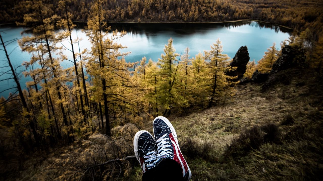 Обои кроссовки, озеро, осень
