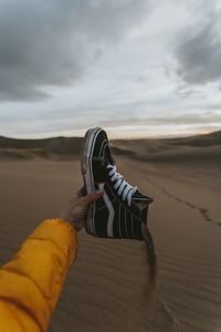 Превью обои кроссовок, песок, рука, обувь, пустыня