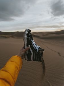 Превью обои кроссовок, песок, рука, обувь, пустыня