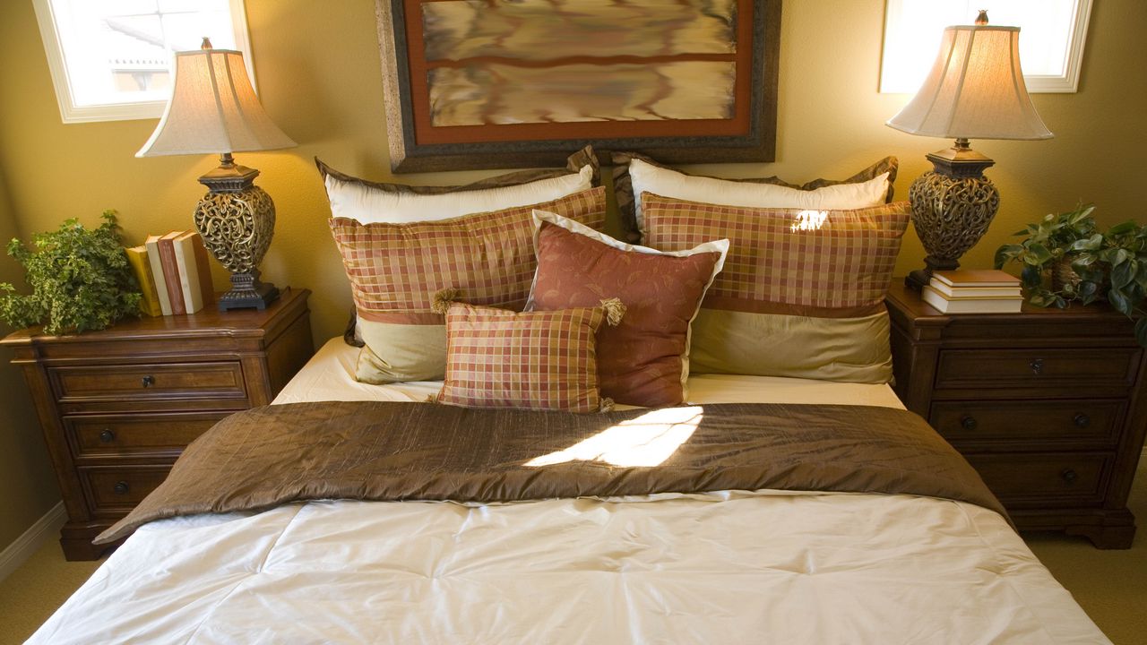 Обои кровать, одеяло, подушки, тумбочки, светильники, цветы