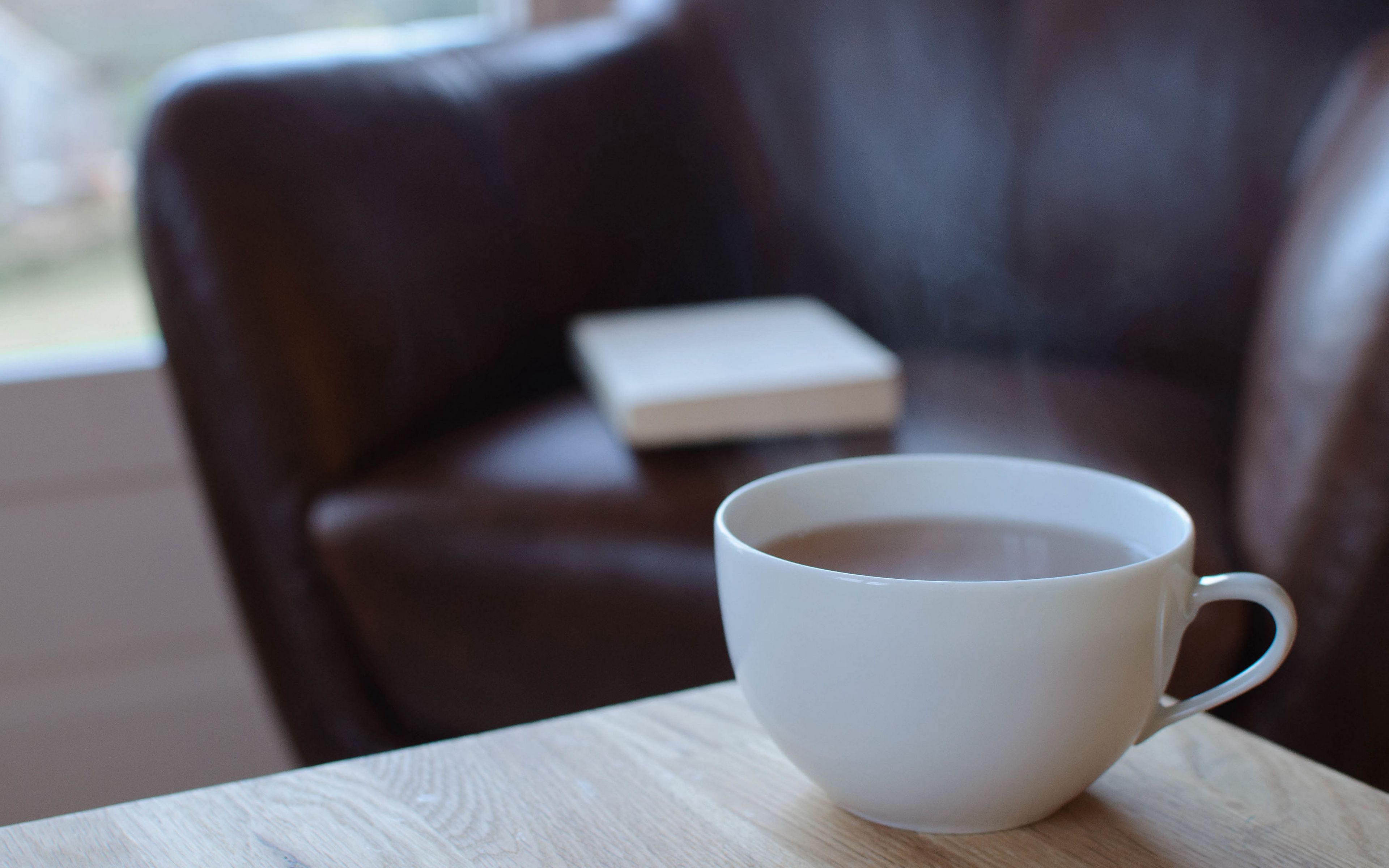 На столе стоят 20 кружек с кофе. Чай с паром. Чайная пара Вилмакс. Чайная пара икеа. Cozy Home чайная пара.