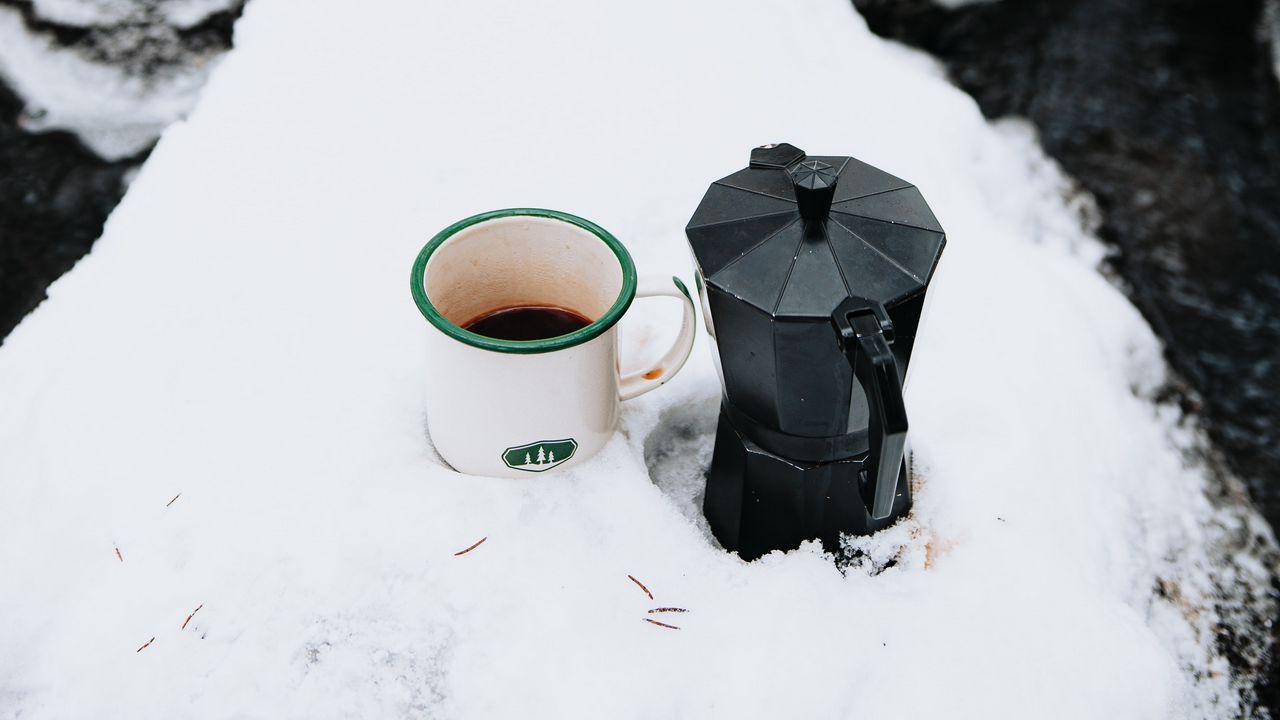 Обои кружка, чайник, чай, снег, зима