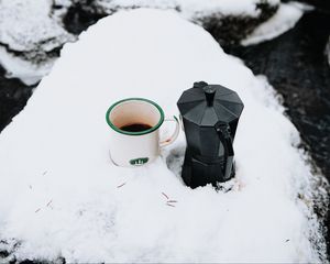 Превью обои кружка, чайник, чай, снег, зима