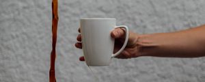 Превью обои кружка, кофе, рука, жидкость, струя
