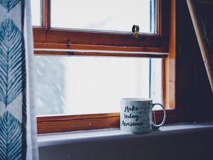 Превью обои кружка, окно, надпись