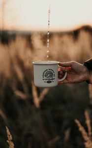 Превью обои кружка, рука, капли, пар, напиток