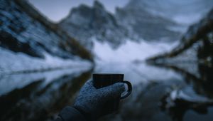 Превью обои кружка, рука, перчатка, природа, горы