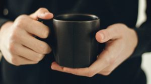 Превью обои кружка, руки, человек, черный