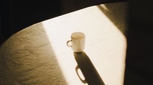 Превью обои кружка, стол, свет, тень