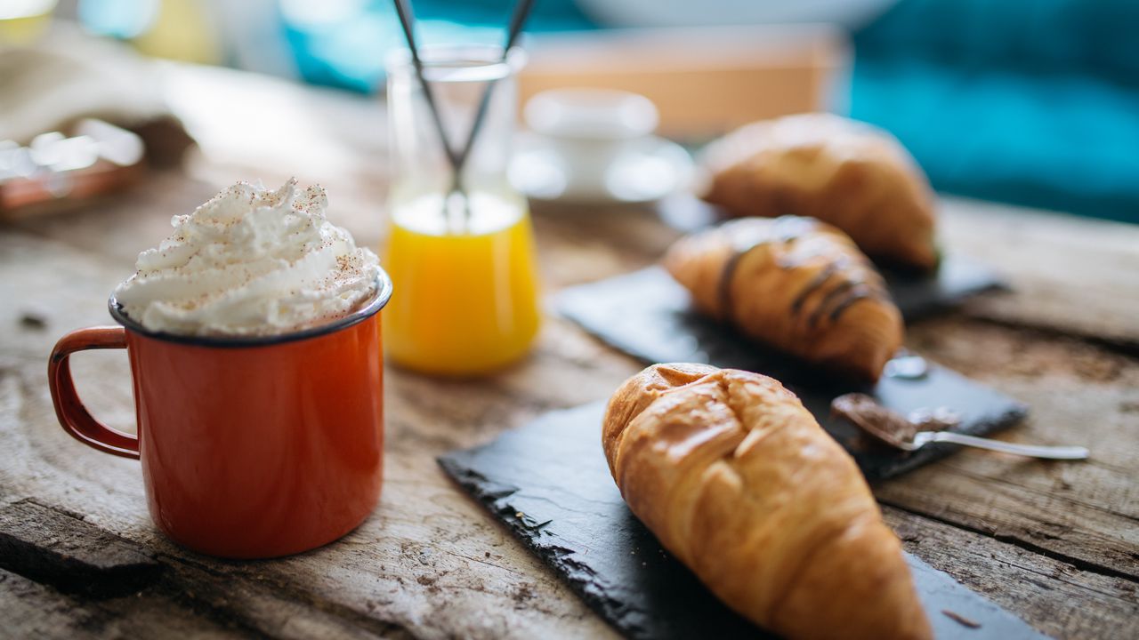 Обои кружка, взбитые сливки, размытие, еда