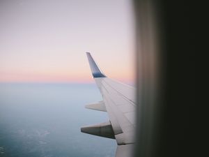 Превью обои крыло самолете, иллюминатор, небо