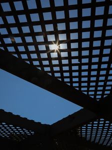 Превью обои крыша, сетка, свет