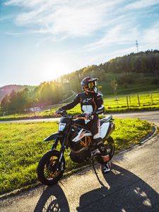 Превью обои ktm 200 duke, ktm, мотоцикл, байк, мотоциклист, экипировка