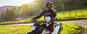 Превью обои ktm 200 duke, ktm, мотоцикл, байк, мотоциклист, экипировка