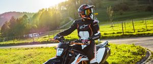 Превью обои ktm 200 duke, ktm, мотоцикл, байк, мотоциклист, экипировка