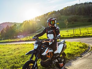 Превью обои ktm 200 duke, ktm, мотоцикл, байк, мотоциклист, экипировка