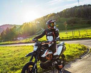 Превью обои ktm 200 duke, ktm, мотоцикл, байк, мотоциклист, экипировка